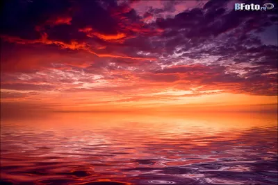 Восход солнца в море с облаками в небе и голубыми и оранжевыми цветами  стоковое фото ©pepgrafico 521279640
