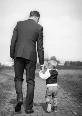 Поколение людей Отец и сын с дедом - счастливая любящая семья Милый ребенок  обнимая его отца и деда Стоковое Изображение - изображение насчитывающей  дедушка, счастливо: 152691341