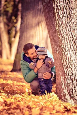 отец и сын обнимаются осенью, отец сын картинки, отец и сын, отец фон  картинки и Фото для бесплатной загрузки