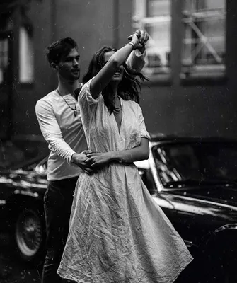 черно белое фото мужчины и женщины обнимающих друг друга, обниматься  картинки пар, пара, обнимать фон картинки и Фото для бесплатной загрузки