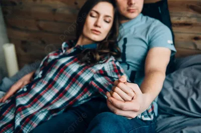Девушка и парень с закрытыми глазами обнимает и лежит в кровати Стоковое  Фото - изображение насчитывающей примите, привлекательностей: 188224682