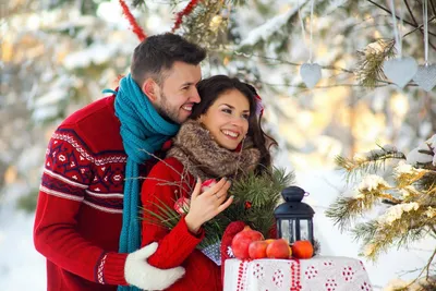 Любящая парочка играет зимой в лесу девушка ездит на парне на фоне  рождественской елки Смейтесь и наслаждайтесь Стоковое Фото - изображение  насчитывающей люди, рождество: 163574676