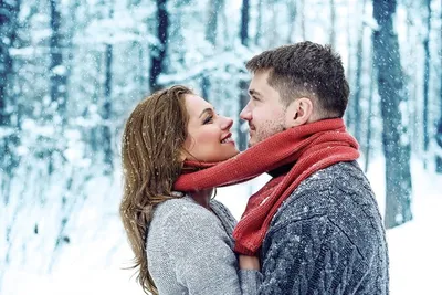 пара целуется на снегу, милая картинка зимней пары фон картинки и Фото для  бесплатной загрузки