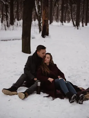 Зимняя фотосессия пары в снежном лесу. Винтаж. Ретро. Санки. Юность |  Style, Hipster, Inspiration