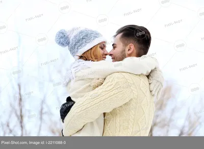 Вид Влюбленной Пары Со Спины Зимой На Открытом Воздухе — стоковые  фотографии и другие картинки Пара - Человеческие взаимоотношения - iStock