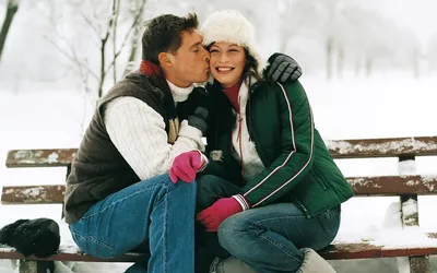 зимний пикник в лесу. история любви в снегу. пара зимой играет в снег и  обнимается возле сосны. два влюблённых зимой Стоковое Изображение -  изображение насчитывающей праздник, кавказско: 237735743