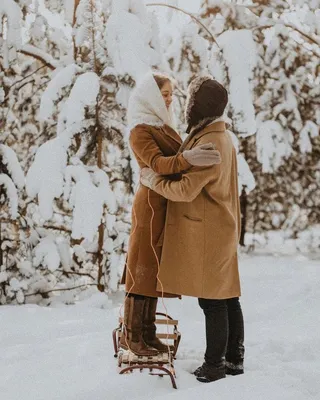 Фотографии на открытом воздухе зимой холодно чувственное молодой красивой  счастливой пары в любви Стоковое Фото - изображение насчитывающей  влюбленность, рождество: 200485042