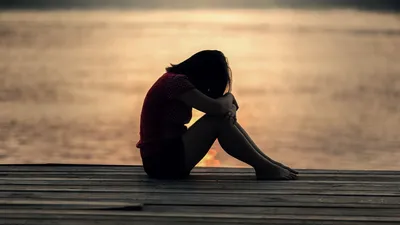 Отчаянный человек страдая эмоциональную боль, печаль и глубокую депрессию  Стоковое Фото - изображение насчитывающей отчаяние, концепция: 44168846