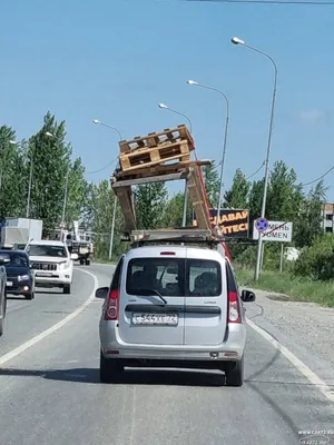 Милые дети прячут в картонных коробках играя во время распаковывать  Стоковое Фото - изображение насчитывающей отец, папа: 125626338