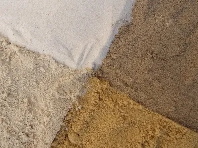 Строительный песок (карьерный) купить с доставкой по Москве
