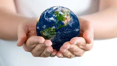 Глобус планеты земли 3d в руке человека, женщине, руках на голубой  предпосылке. концепция защиты окружающей среды. элементы этого изображения,  предоставленные наса | Премиум Фото