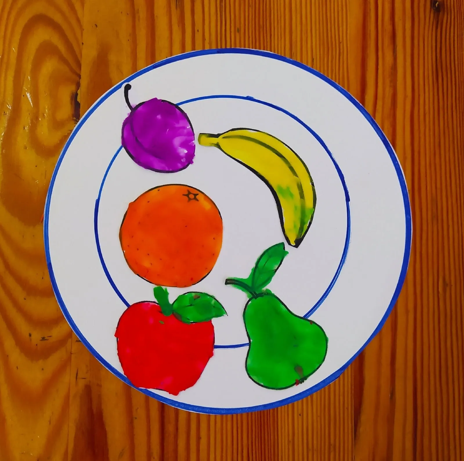 Фрукты первая младшая. Аппликация фрукты на тарелке. Аппликация овощи на тарелке. Аппликация на тему фрукты. Рисование фрукты на тарелочке.