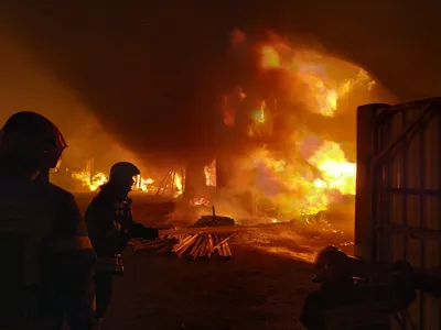 В Иванове из-за пожара пострадали жилой дом и несколько строений (видео)