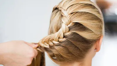 Прически с плетением на средние волосы: 15 фото идей и пошаговые инструкции