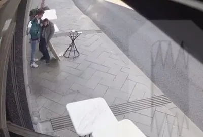 В Кузбассе пьяный мужчина в полицейской форме обнимал прохожих. Видео — РБК