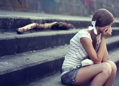 Одинокая Молодая Женщина Чувствовать Грусть Одиночество Депрессия Концепции  — стоковые фотографии и другие картинки Беспорядок - iStock