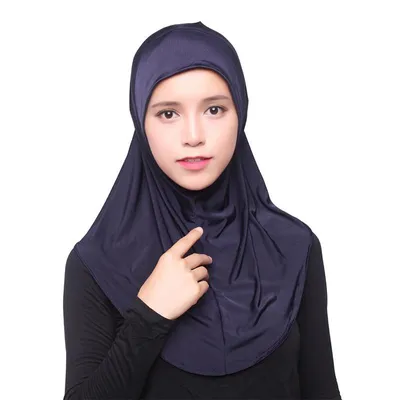 Молодая женщина в одежде аравийская мусульманская хиджаб черных держит в  руках подписал с цензированным названием изолированных на Стоковое Фото -  изображение насчитывающей культура, этническо: 190112350