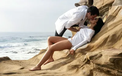 Романтическая пара показывает любовь на пляже у океана | Бесплатно Фото