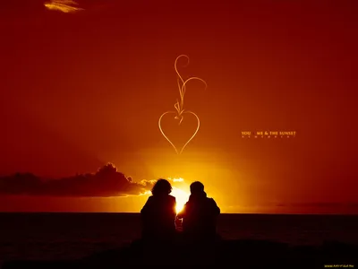 Красивая влюбленная пара на фоне заката у моря молодая женщина и мужчина  обнимаются у моря на закате | Премиум Фото