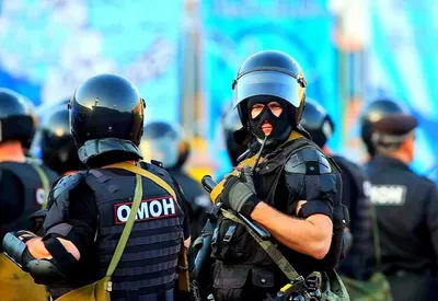 ОМОН начал разгонять людей, которые принесли цветы к месту гибели  демонстранта в Минске