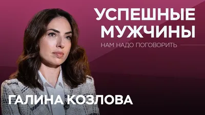 Девушка сидит на диване а сзади …» — создано в Шедевруме