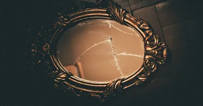 Разбитое зеркало на полу. Мрачное …» — создано в Шедевруме