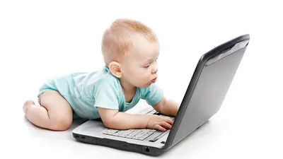 Ребенок за компьютером бешеный» — создано в Шедевруме
