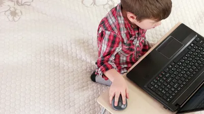 Детский компьютер, дети играют на компьютере, компьютерная сеть, ребенок,  компьютер png | PNGWing