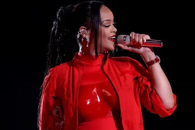 Rihanna the first female artist to have a UK Number one five years in a row