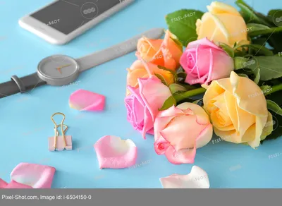 Красивые розы цветы с мобильного телефона и часы на цветном фоне ::  Стоковая фотография :: Pixel-Shot Studio