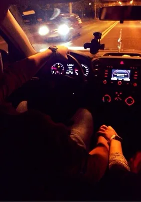 Красивые руки пары в машине - фото