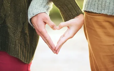 Любящая пара держится за руки в природе Стоковое Фото - изображение  насчитывающей падение, привлекательностей: 132679550