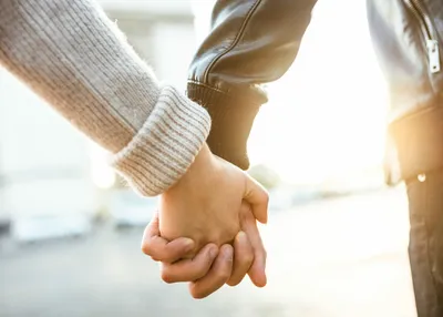 Акция в посте для Инстаграм со скидками в день влюбленных для пар с фото  двух рук образующих сердечко | Flyvi