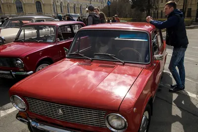 Старые русские автомобили редакционное стоковое изображение. изображение  насчитывающей кабины - 71779794