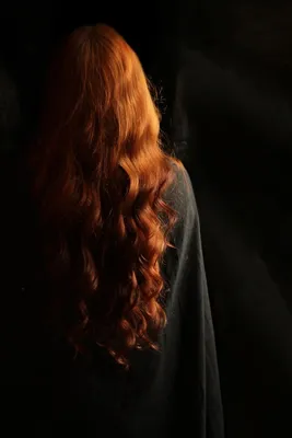 Офигенная девушка с рыжими волосами наслаждается выходными в солнечное  утро. фотография взволнованной рыжейки в солнечных очках Стоковое Фото -  изображение насчитывающей утеха, счастливо: 257568258