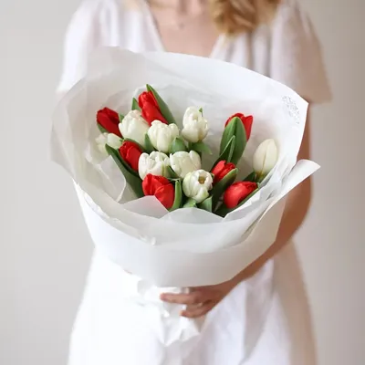 Купить 35 белых тюльпанов в нежном оформлении с доставкой в Краснодаре |  Vanilla