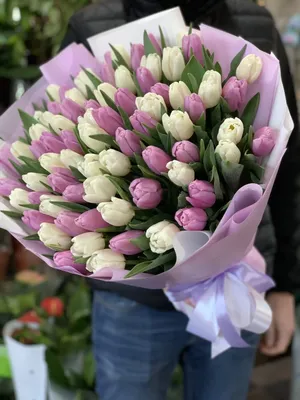 Купить Композиция из белых шаров на 8 марта с цифрой, сердцами и белыми  тюльпанами с доставкой по Москве - арт.