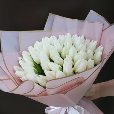 Купить Букет из 27 белых тюльпанов в крафте с доставкой в Краснодаре |  Vanilla