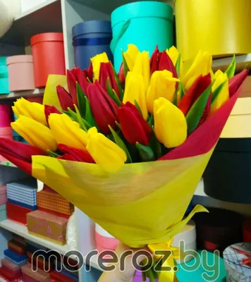 яркие желтые тюльпаны в картонной коробке на светлом фоне PNG , 8 марта,  тюльпаны, тюльпан PNG рисунок для бесплатной загрузки