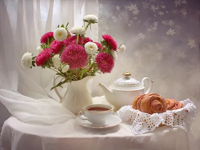 Лечебный чай с ягодами шиповника на фоне цветов. Чай в самоваре создает  домашний уют. Солнечные лучи красиво освещают чай и ягоды шиповника. Stock  Photo | Adobe Stock