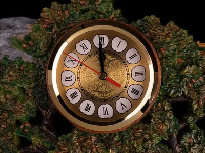Предназначенная для подростков девушка с часами Стоковое Фото - изображение  насчитывающей люди, часы: 149022936