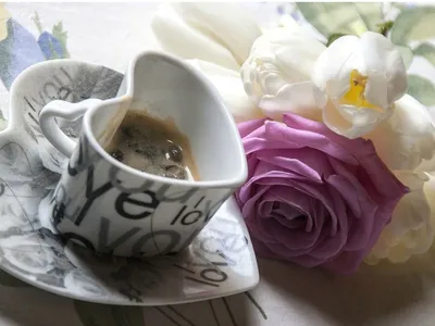 Обои на рабочий стол Чашка с кофе и блюдце в форме сердечка, рядом лежат  цветы, love / любовь, обои для рабочего стола, скачать обои, обои бесплатно