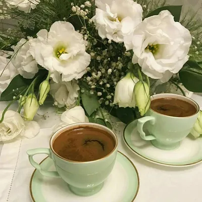 Красивые цветы и чашка кофе стоковое фото ©VikaKhalabuzar 152400844