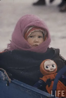 зимние прогулки с детьми. Зимой малыш, как защитить детей в холодную  погоду. мать и Стоковое Фото - изображение насчитывающей игра, потеха:  235705604