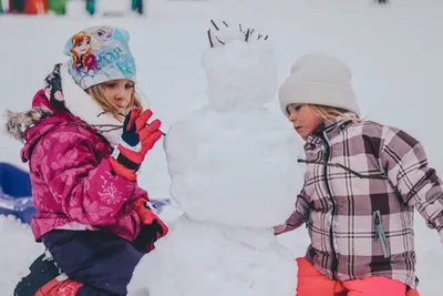 Дети играют в снег зимой Дети на улице Стоковое Фото - изображение  насчитывающей декабрь, рождество: 165807584