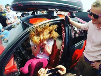 Ради фото девушка взобралась на капот авто в Витебске