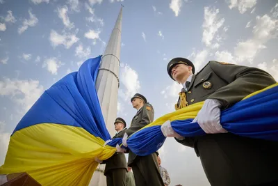 День Государственного флага Украины. Как поздравить в стихах, прозе и SMS.  Открытки ко Дню флага
