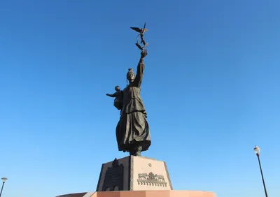 В Якутске возложили цветы к памятнику Матери — Улус Медиа