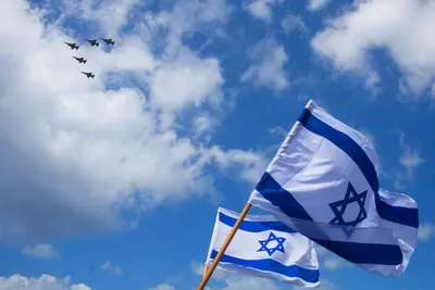 75 лет йом ха-атсмаут, еврейский текст - день независимости израиля.  концепция национального дня израиля | Премиум векторы