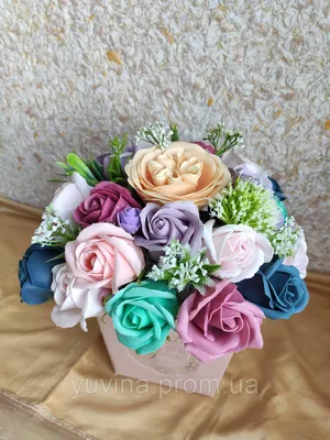 Открытка на День рождения - букет роз в коробке и пожелание для женщины